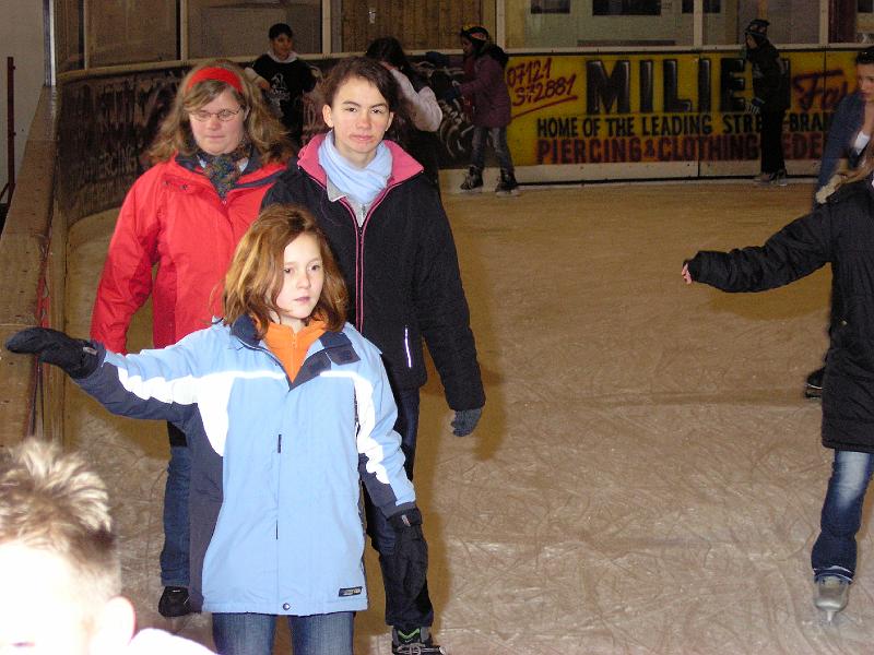 P1110156.JPG - Gleich zu Beginn des neuen Jahres - der traditionelle Eislauftag der Gutenberg-Schule am 11. Januar 2008.