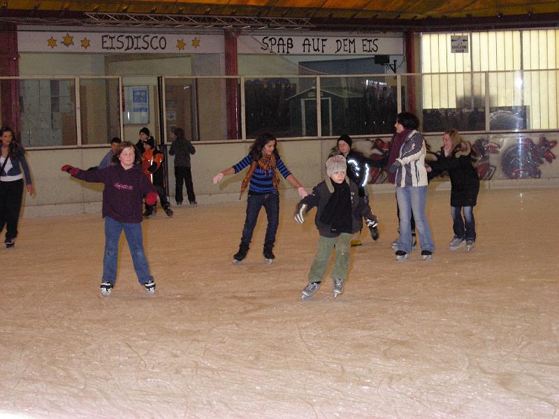 P1110177.JPG - Gleich zu Beginn des neuen Jahres - der traditionelle Eislauftag der Gutenberg-Schule am 11. Januar 2008.