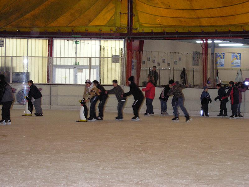 P1110179.JPG - Gleich zu Beginn des neuen Jahres - der traditionelle Eislauftag der Gutenberg-Schule am 11. Januar 2008.