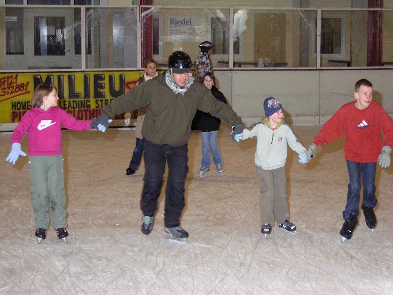 P1110185.JPG - Gleich zu Beginn des neuen Jahres - der traditionelle Eislauftag der Gutenberg-Schule am 11. Januar 2008.