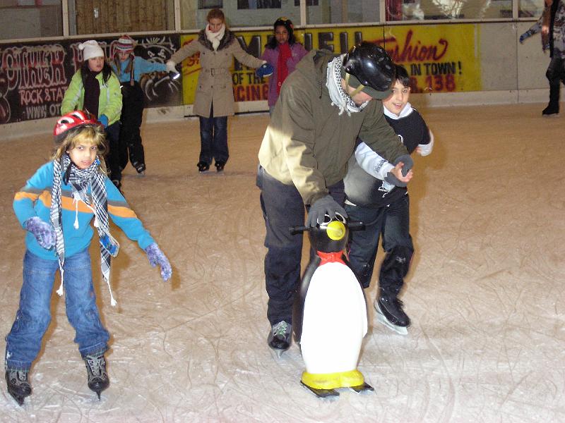 P1110198.JPG - Gleich zu Beginn des neuen Jahres - der traditionelle Eislauftag der Gutenberg-Schule am 11. Januar 2008.