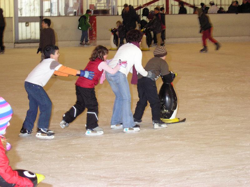 P1110202.JPG - Gleich zu Beginn des neuen Jahres - der traditionelle Eislauftag der Gutenberg-Schule am 11. Januar 2008.