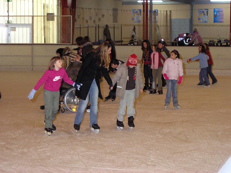 P1110204.JPG - Gleich zu Beginn des neuen Jahres - der traditionelle Eislauftag der Gutenberg-Schule am 11. Januar 2008.