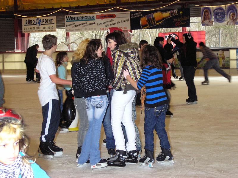 P1110221.JPG - Gleich zu Beginn des neuen Jahres - der traditionelle Eislauftag der Gutenberg-Schule am 11. Januar 2008.