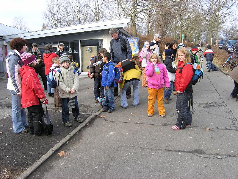 P1110234.JPG - Die Kleinen wurden direkt an der Eislaufhalle von den Fahrdiensten abgeholt.