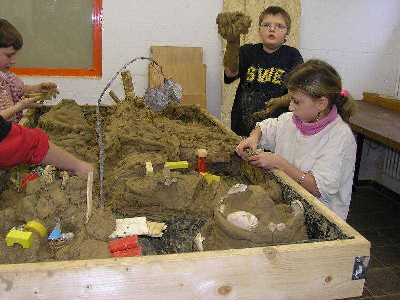 P1150261.JPG - "Die Kleinen" - die betreute Gruppe der Drittklässler.
Kreatives Wirken an der Lehmkiste.