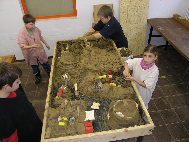 P1150262.JPG - "Die Kleinen" - die betreute Gruppe der Drittklässler.
Kreatives Wirken an der Lehmkiste.