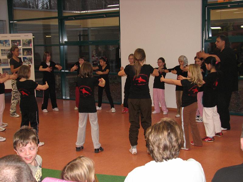 IMG_0386.JPG - Selbstverteidigung Mädchen - Präsentation der Lernerfolge der AG nach dem Grundkurs am 22. Februar in der Mensa der Gutenberg-Schule.