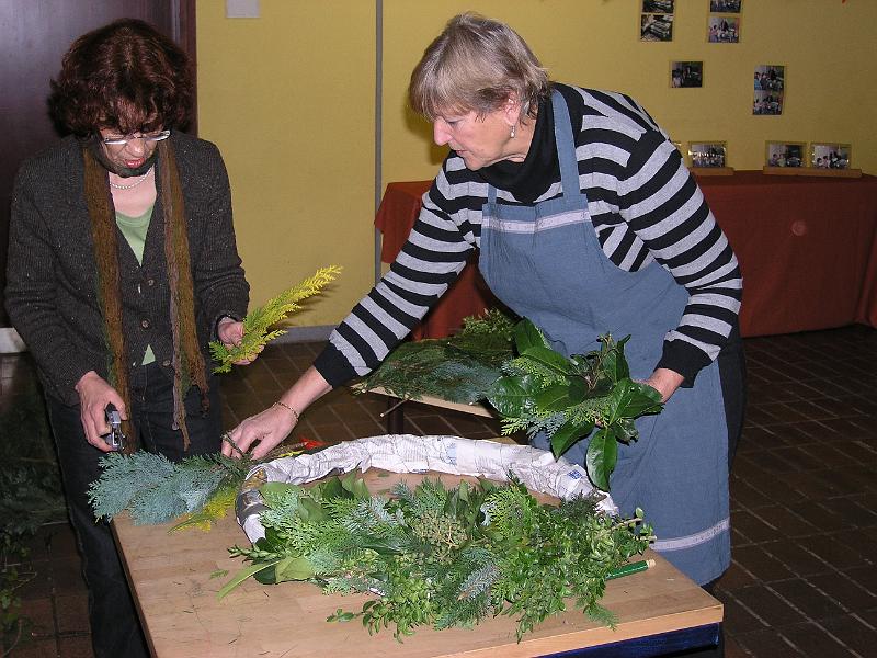 PB260263.JPG - Auch eine feste Tradition - der Adventskranz für die Schule nimmt immer mehr Form(en) an.