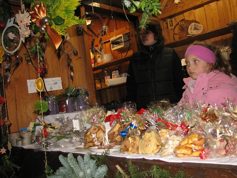 IMG_4405.JPG - Wie jedes Jahr - ein echter "Hingucker". Der Stand der Gutneberg-Schule mit einem ästhetisch ansprechendem, umfangreichem und vielseitigem Sortiment.