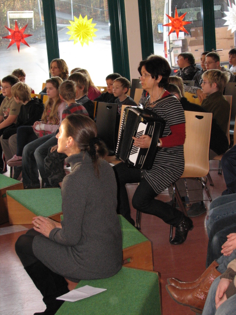 IMG_8971.JPG - Musikalische Unterstützung zu einem englischen Lied.Die Kinder singen, wie der Weihnachtsbaum nach und nach geschmückt wird.