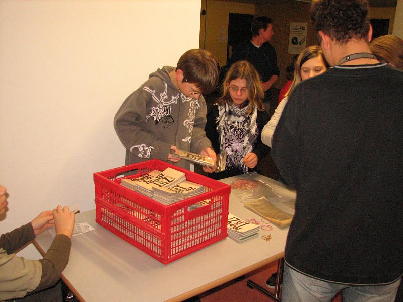 IMG_8806.JPG - Finishing der Arbeit der Druck-AG - die Kartensammlungen werden verpackt.