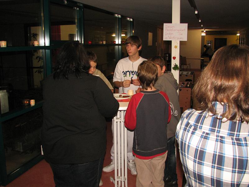 IMG_8825.JPG - Pausen müssen sein!Im atmosphärisch gestalteten Eingangsberiech der Gutenberg-Schule werden bei Punsch, Spekulatius, Lebkuchen und Dominosteinen verbrauchte Energien ersetzt!