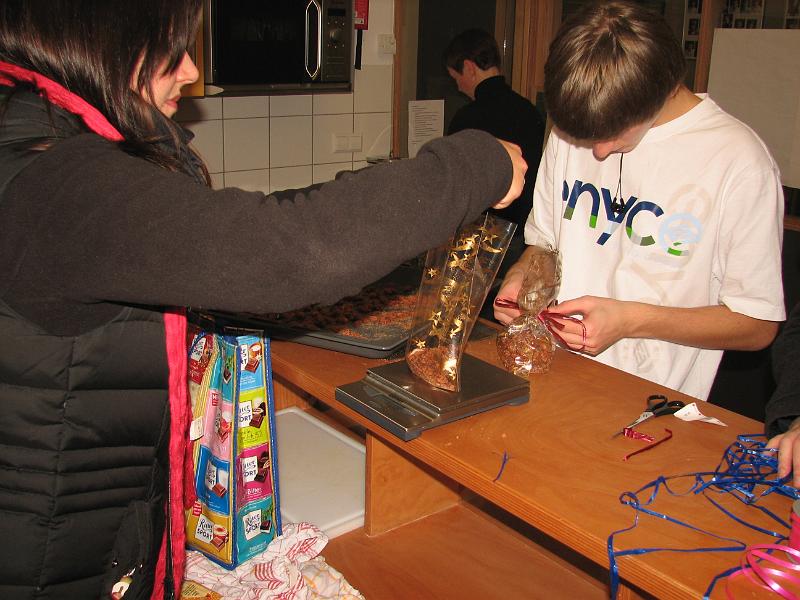 IMG_8847.JPG - Herstellung von gebrannten Mandeln im Schülercafé.