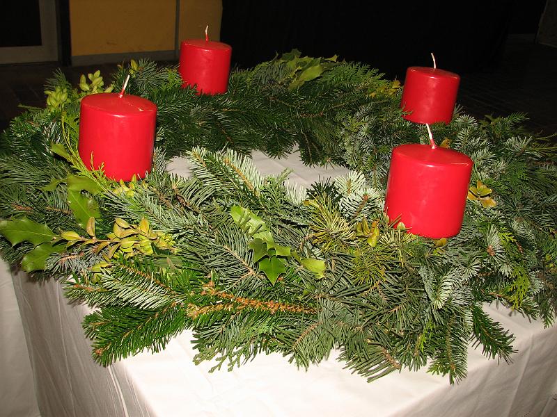 IMG_8851.JPG - Wartet im Foyer auf den Beginn der Adventszeit - der Adventskranz für die Schule.