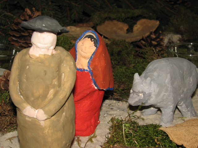 IMG_8942.JPG - Die Krippe im Foyer der Gutenberg-Schule.Maria und Josef mit ihrem Esel auf dem Weg nach Bethlehem.