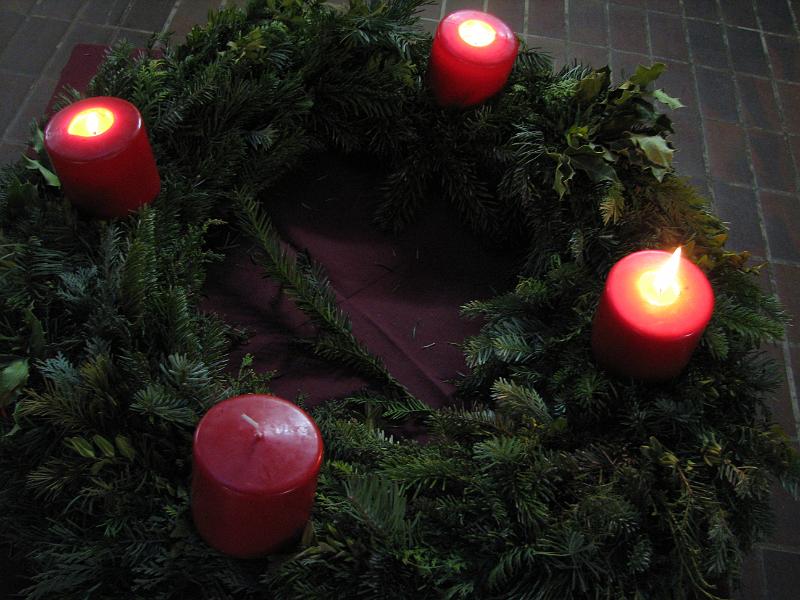 IMG_9041.JPG - Unser Adventskranz im Foyer.