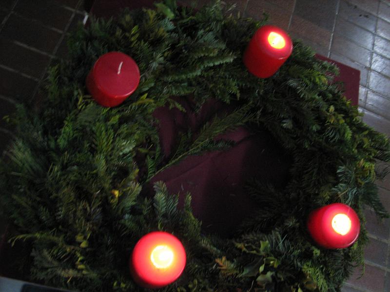 IMG_9046.JPG - Unser Adventskranz im Foyer.