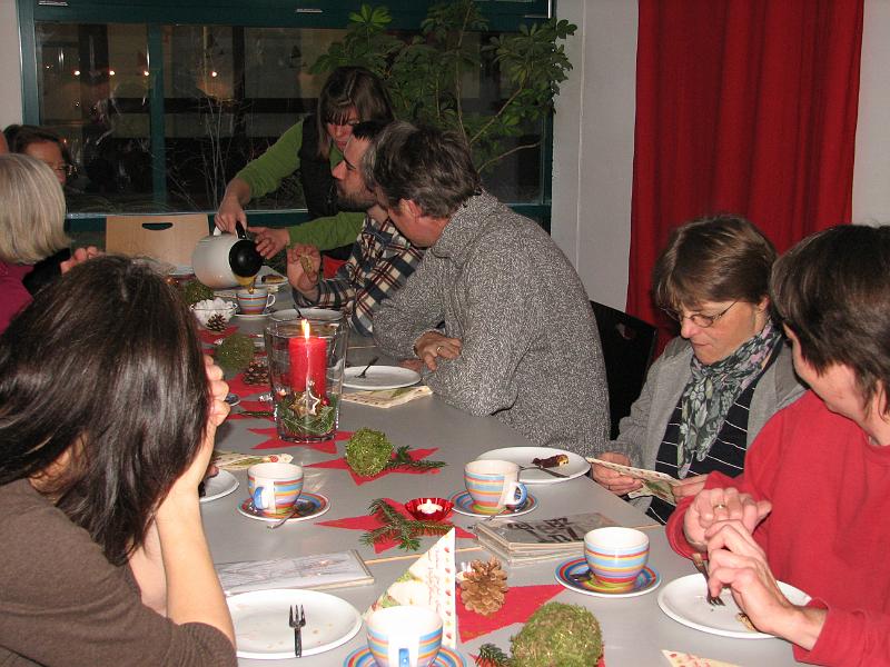 IMG_9047.JPG - Zum 2. Mal - und schon ein fester Bestandteil im Jahreskreis an der Gutenberg-Schule - der Adventskaffee für außerschulische MitarbeiterInnen.