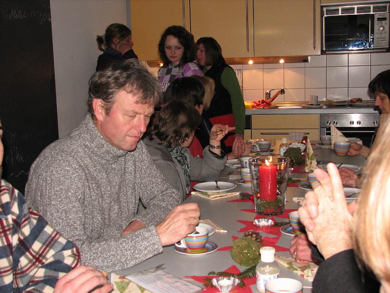 IMG_9052.JPG - Zum 2. Mal - und schon ein fester Bestandteil im Jahreskreis an der Gutenberg-Schule - der Adventskaffee für außerschulische MitarbeiterInnen.