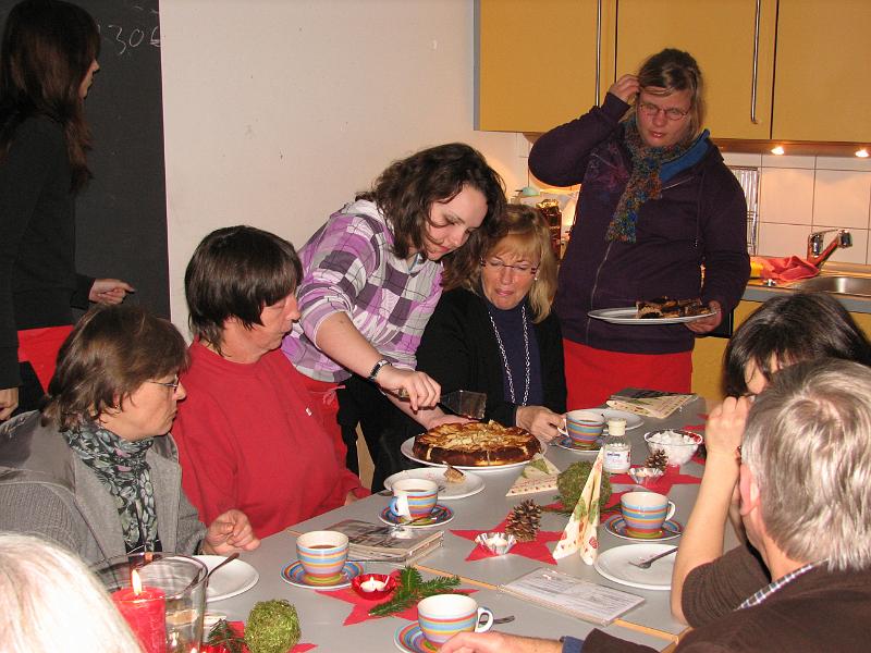 IMG_9053.JPG - Zum 2. Mal - und schon ein fester Bestandteil im Jahreskreis an der Gutenberg-Schule - der Adventskaffee für außerschulische MitarbeiterInnen.