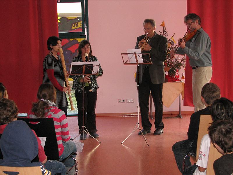 IMG_9130.JPG - Zur Eröffnung derSchulversammlung spielt das Lehrerorchester einen klassischen Weihnachtssatz.