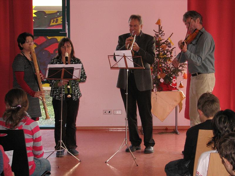 IMG_9131.JPG - Zur Eröffnung derSchulversammlung spielt das Lehrerorchester einen klassischen Weihnachtssatz.