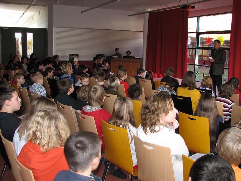 IMG_9136.JPG - Herr Köhler begrüßt die Schüler und Lehrer am Ende des Vormittags, die Ferien bereits in Greifweite.