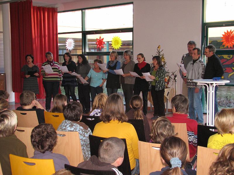 IMG_9170.JPG - Als Abschluss sang der Lehrerchor einen  irischen Segen, quasi als guten Wunsch für die Weihnachtszeit und das neue Jahr!