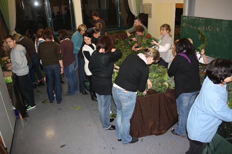 IMG_1875.JPG - Viele, viele fleißige Hände binden im Handarbeitsraum viele wunderschöne Adventskränze.