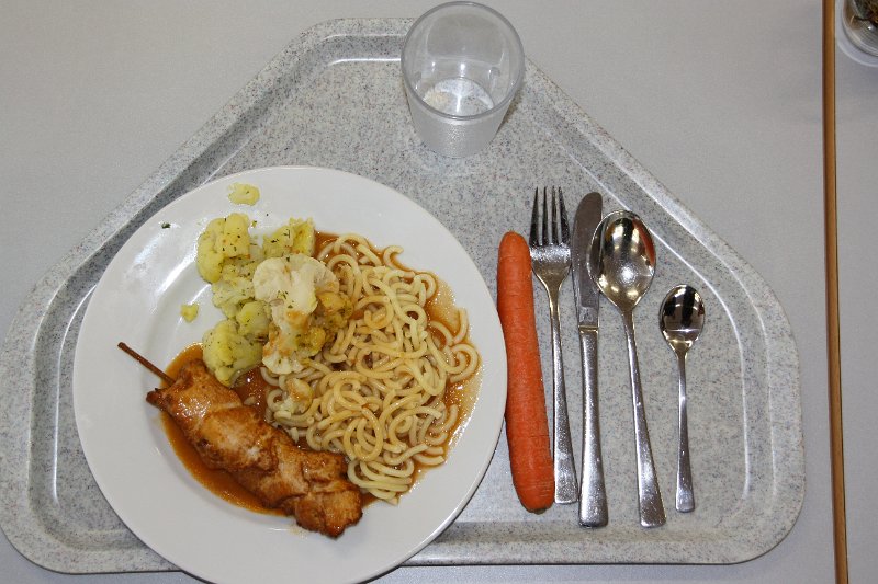 IMG_1825.JPG - Lecker: Putenspieß mit Gabelspaghetti, Soße und Blumenkohl. Dazu gibt es als "Nachtisch" heute eine Karotte.